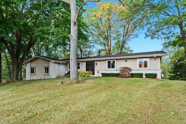 $529,000 | 10932 Green Oaks Drive, South Lyon, MI 48178