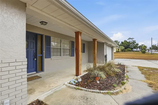a view of a house with backyard