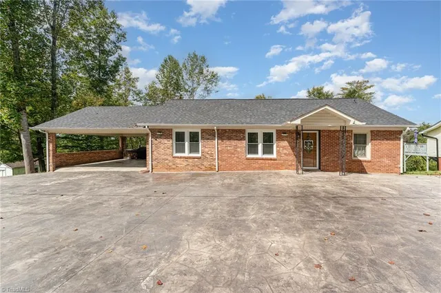 $300,000 | 490 Oakland Drive, Elkin, NC 28621