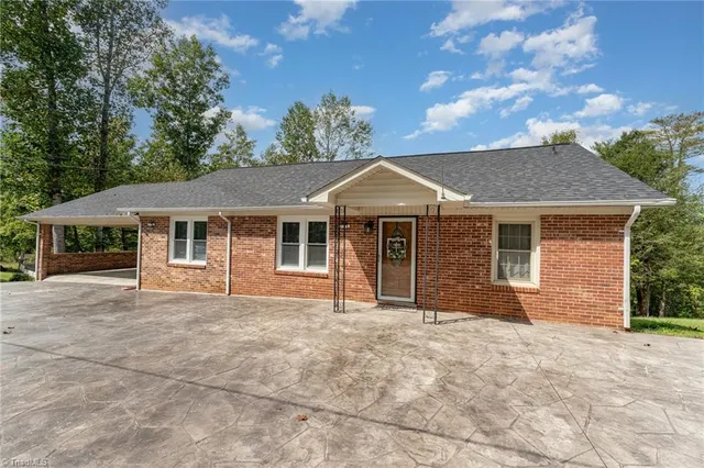 $300,000 | 490 Oakland Drive, Elkin, NC 28621