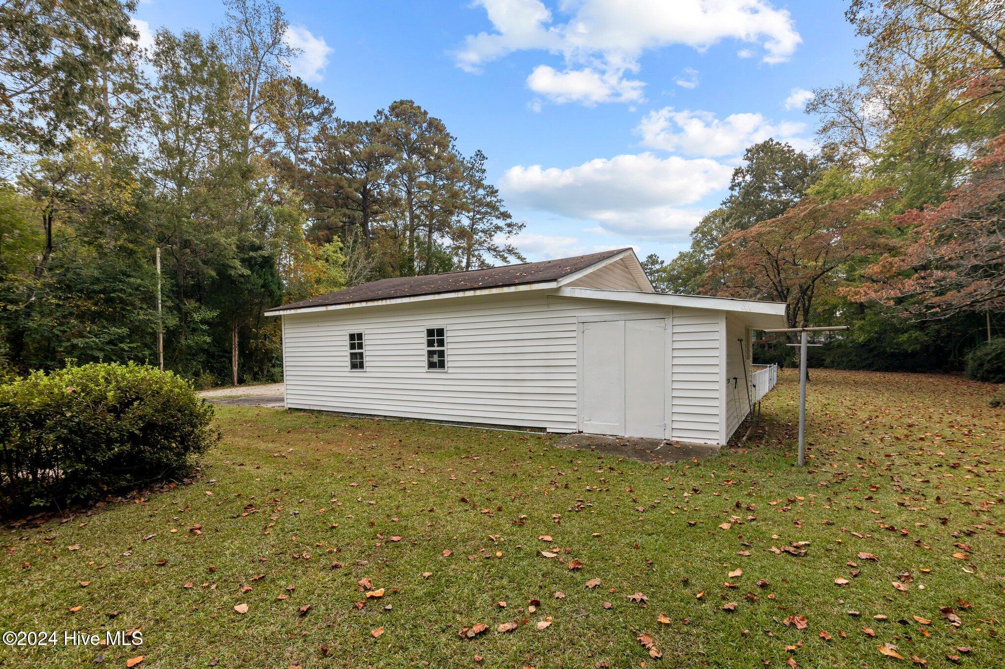 302 Pine Ridge Avenue New Bern, NC 28560 - Photo 41 of 46 Workshop area