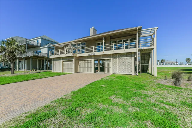 a view of an house with backyard porch and garden