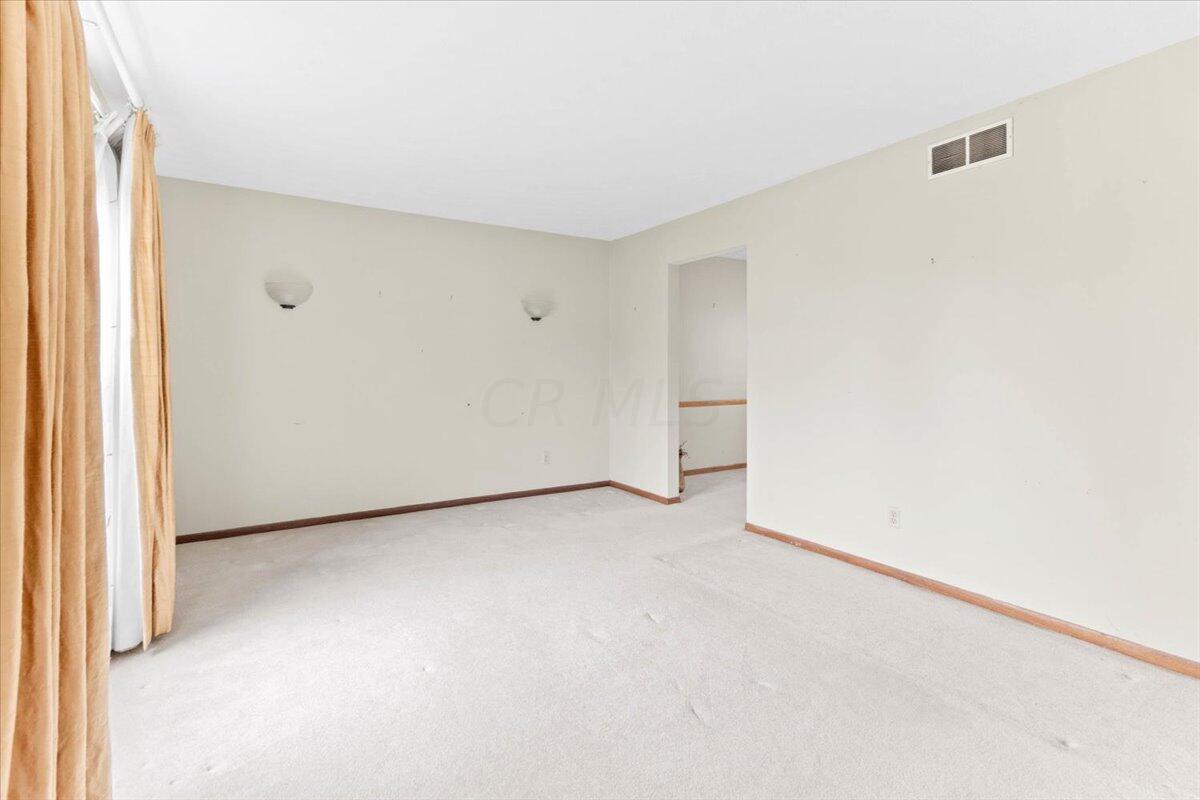 3175 Pine Valley Road Columbus, OH 43219 - Photo 5 of 25 05-Living Area