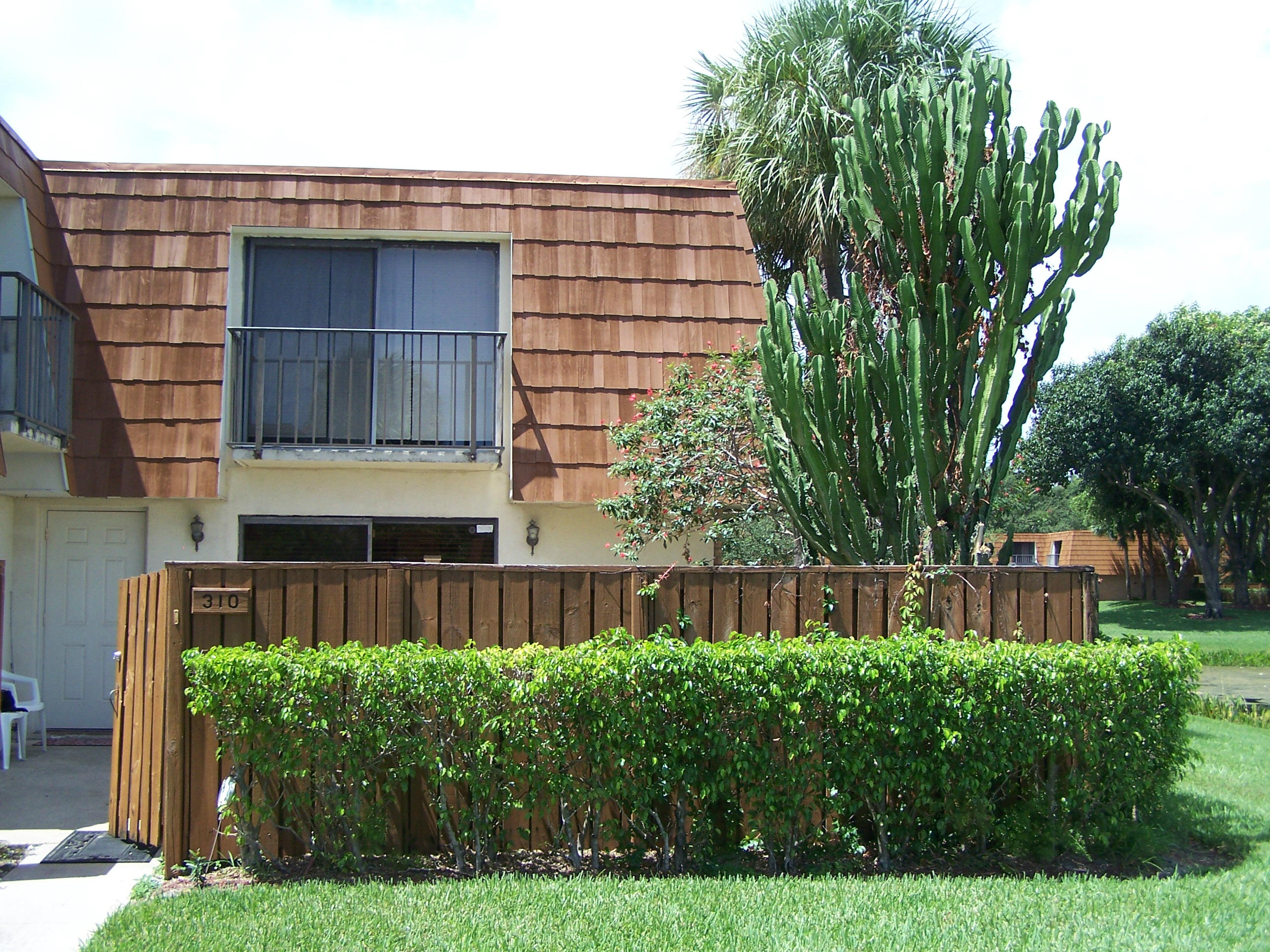 310 Buttonwood Lane, Unit B Boynton Beach, FL 33436 - Photo 2 of 17 Exterior Front
