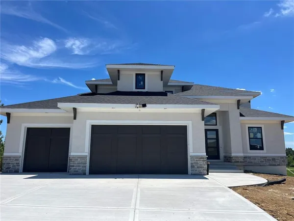 $975,900 | 517 Bentwater Drive, Raymore, MO 64083