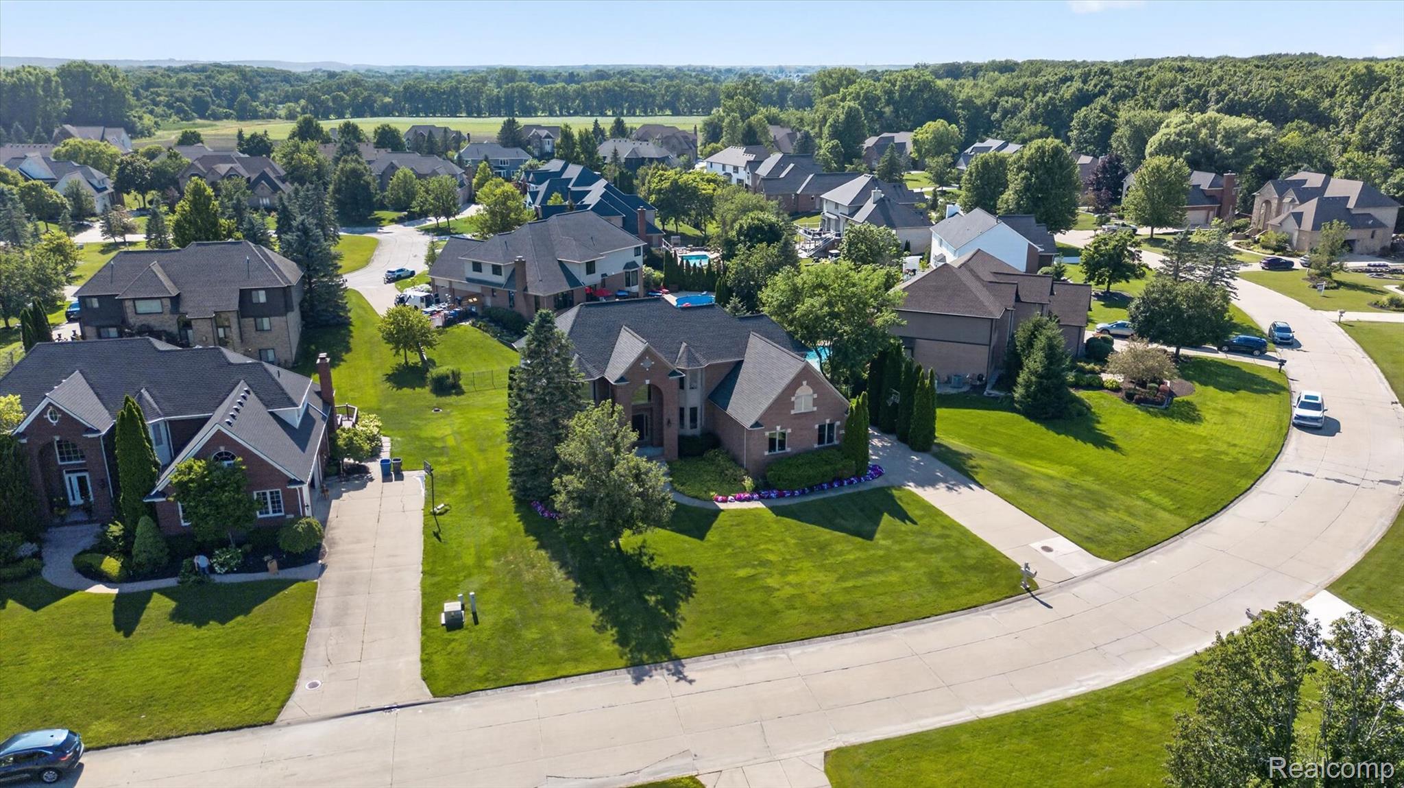 3804 Elk Drive Rochester, MI 48306 - Photo 66 of 75 Residential neighborhood featuring mature landscaping and a curvilinear street design