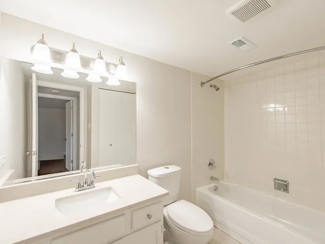 $179,900 | 6015 Lakeside Place, Unit 203A, Tinley Park, IL 60477