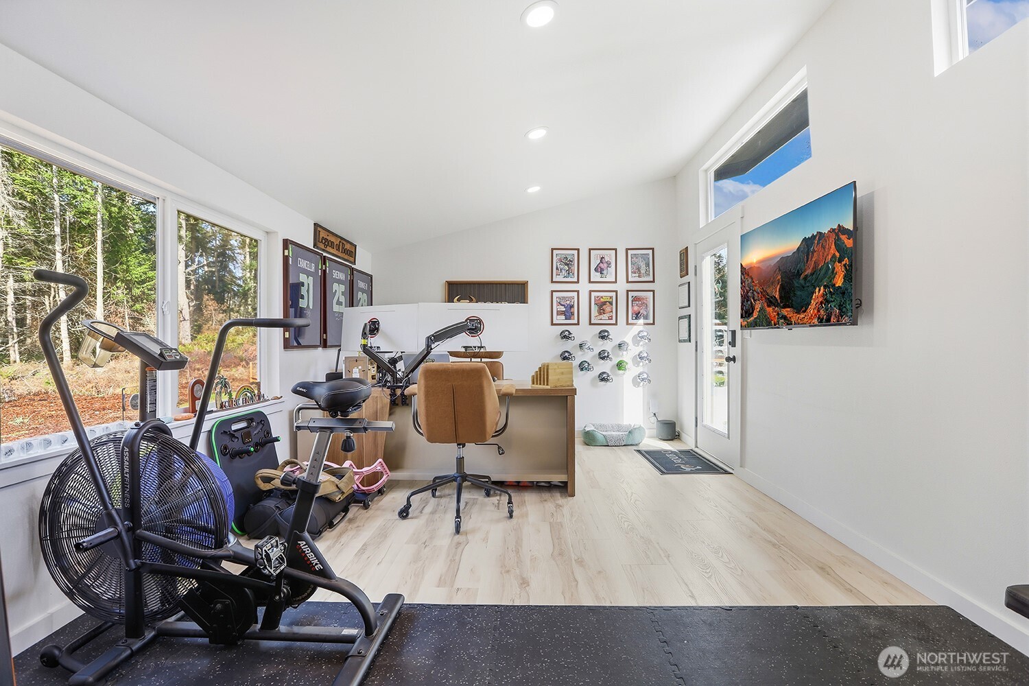3237 Hilberg Lane Clinton, WA 98236 - Photo 30 of 40 a view of a livingroom with workspace and a window