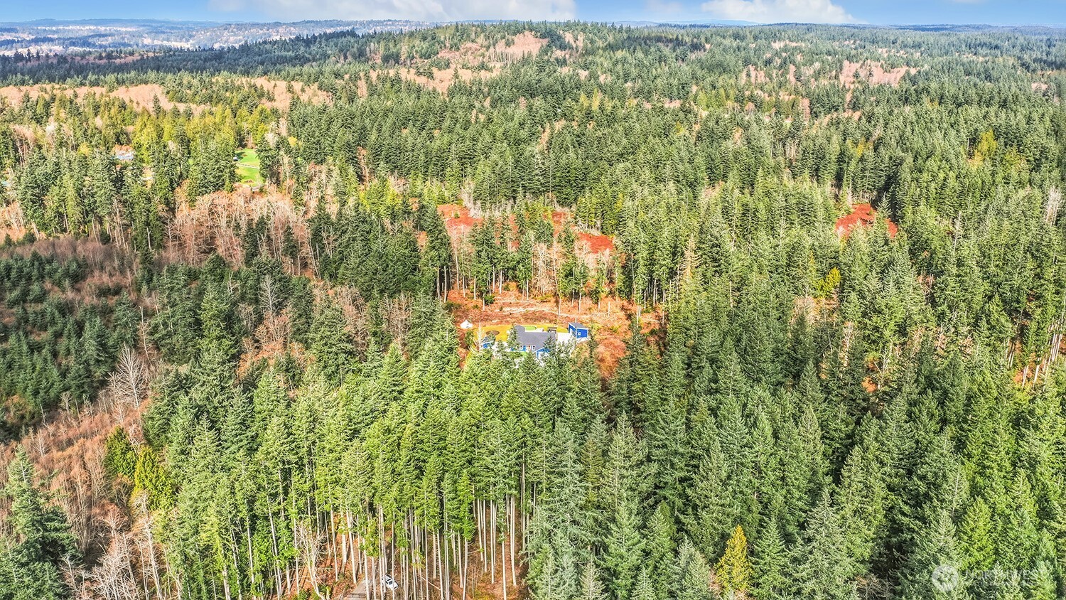 3237 Hilberg Lane Clinton, WA 98236 - Photo 36 of 40 a bathroom with a window