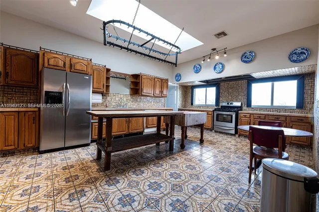 $4,500 | 236 North Federal Highway, Unit 201, Dania Beach, FL 33004