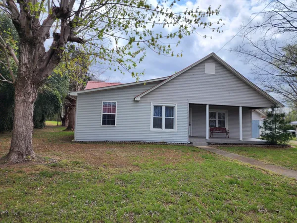$159,900 | 218 East Lake Avenue, Celina, TN 38551
