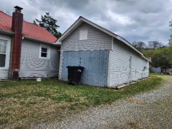 $159,900 | 218 East Lake Avenue, Celina, TN 38551