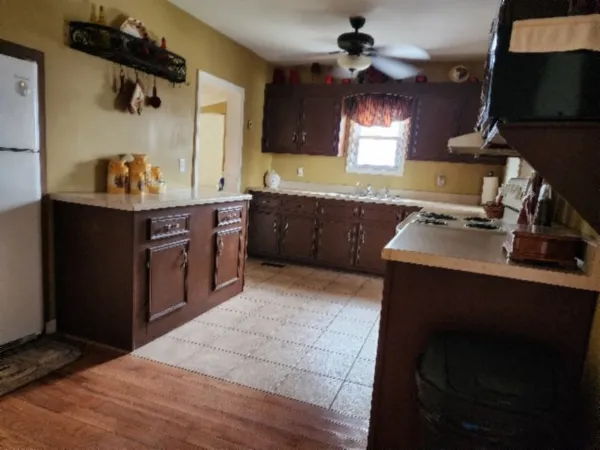 $159,900 | 218 East Lake Avenue, Celina, TN 38551