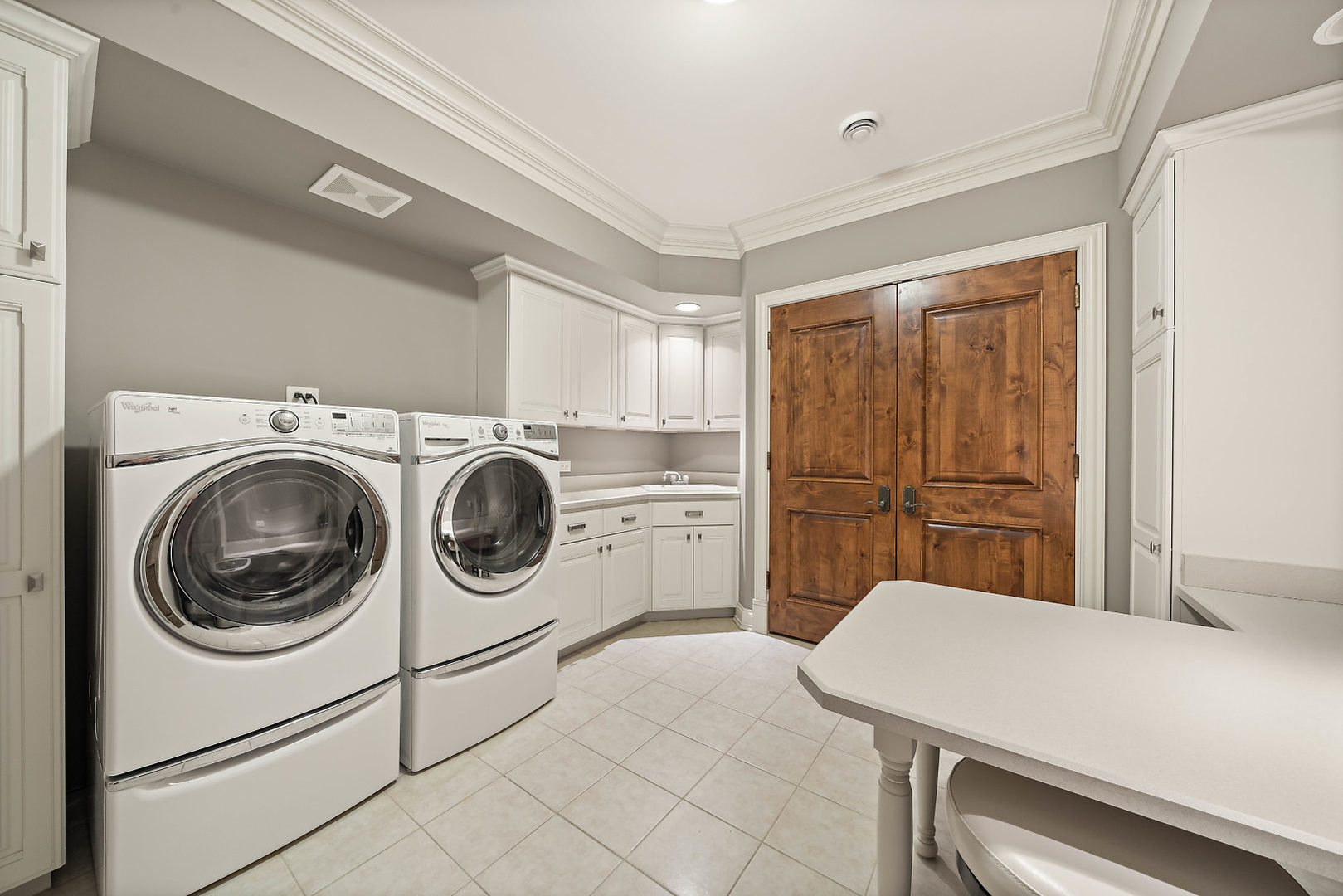 36W516 Hunters Gate Road St. Charles, IL 60175 - Photo 39 of 47 a kitchen with a refrigerator and washer