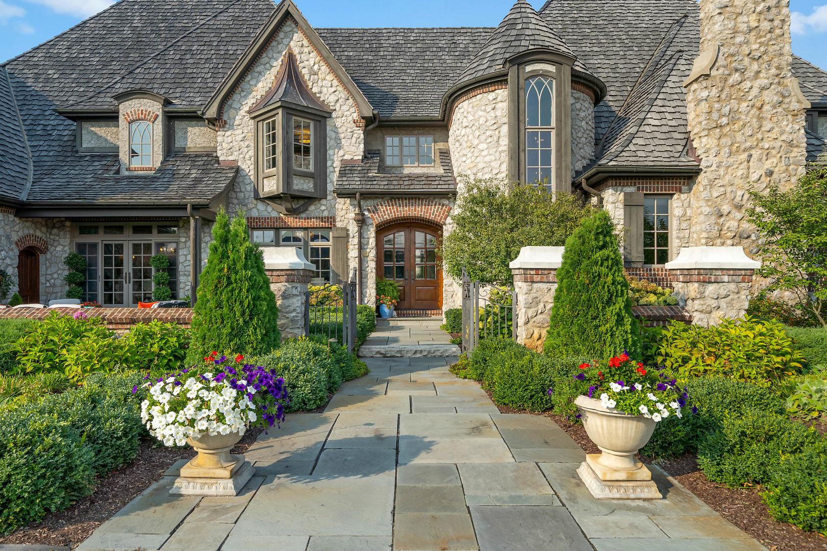 36W516 Hunters Gate Road St. Charles, IL 60175 - Photo 5 of 47 a front view of a house