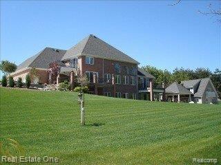 573 Foxwood Trail Rochester, MI 48306 - Photo 13 of 15 Large backyard