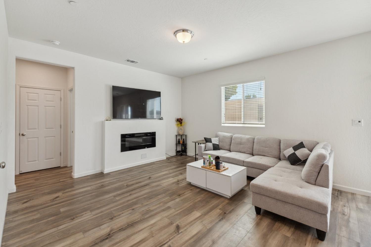 264 Rosebriar Street Madera, CA 93638 - Photo 6 of 29