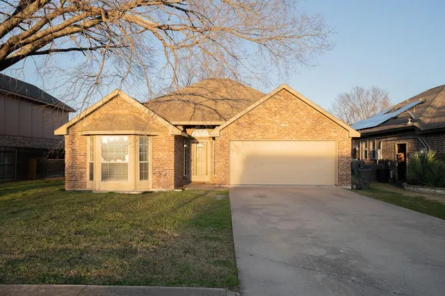 $1,800 | 902 East Aimee Street, Forney, TX 75126