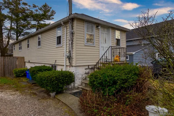 $449,316 | 27 Pearsall Place, Babylon, NY 11702