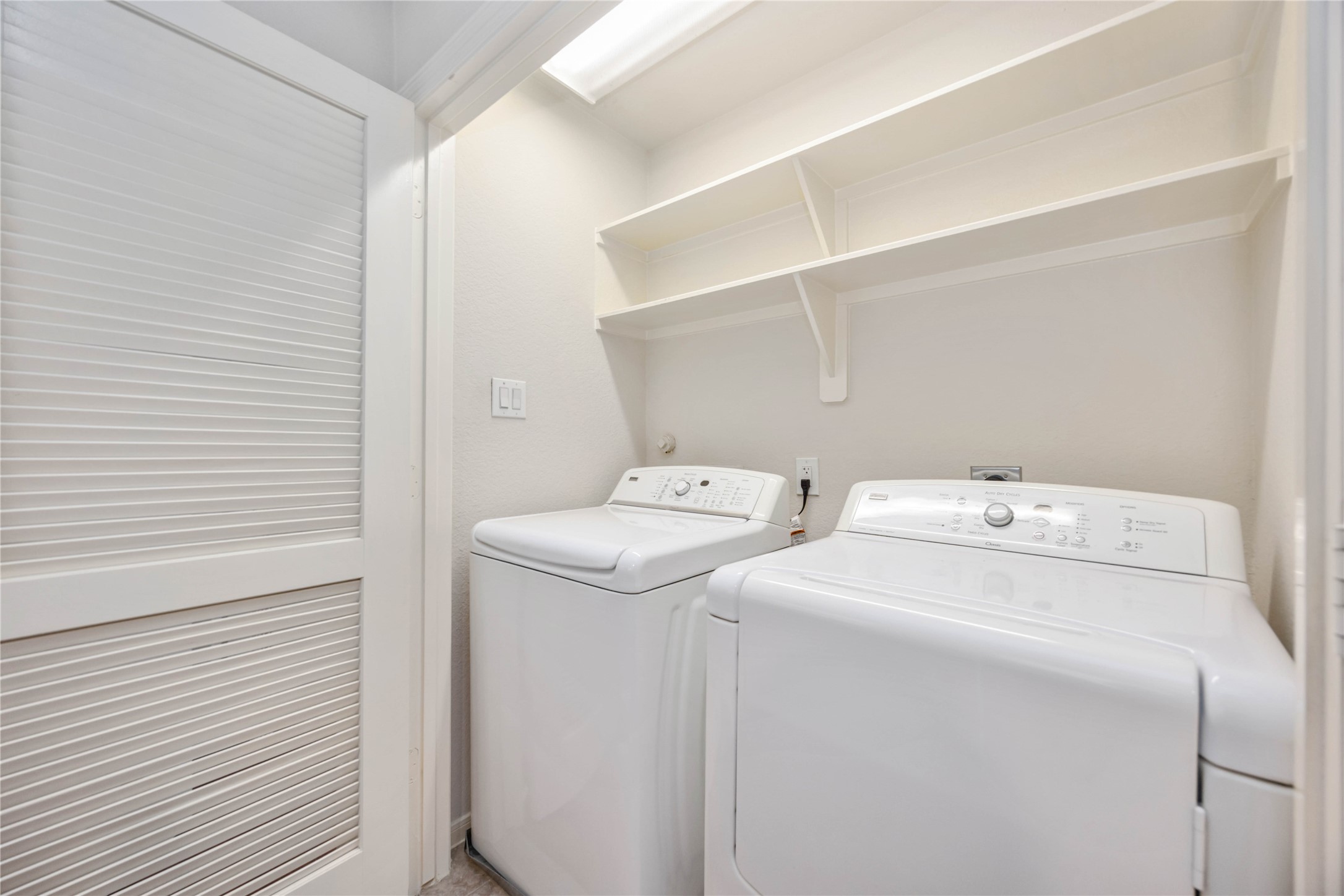 3008 Clearview Circle Houston, TX 77025 - Photo 27 of 33 a utility room with dryer and washer