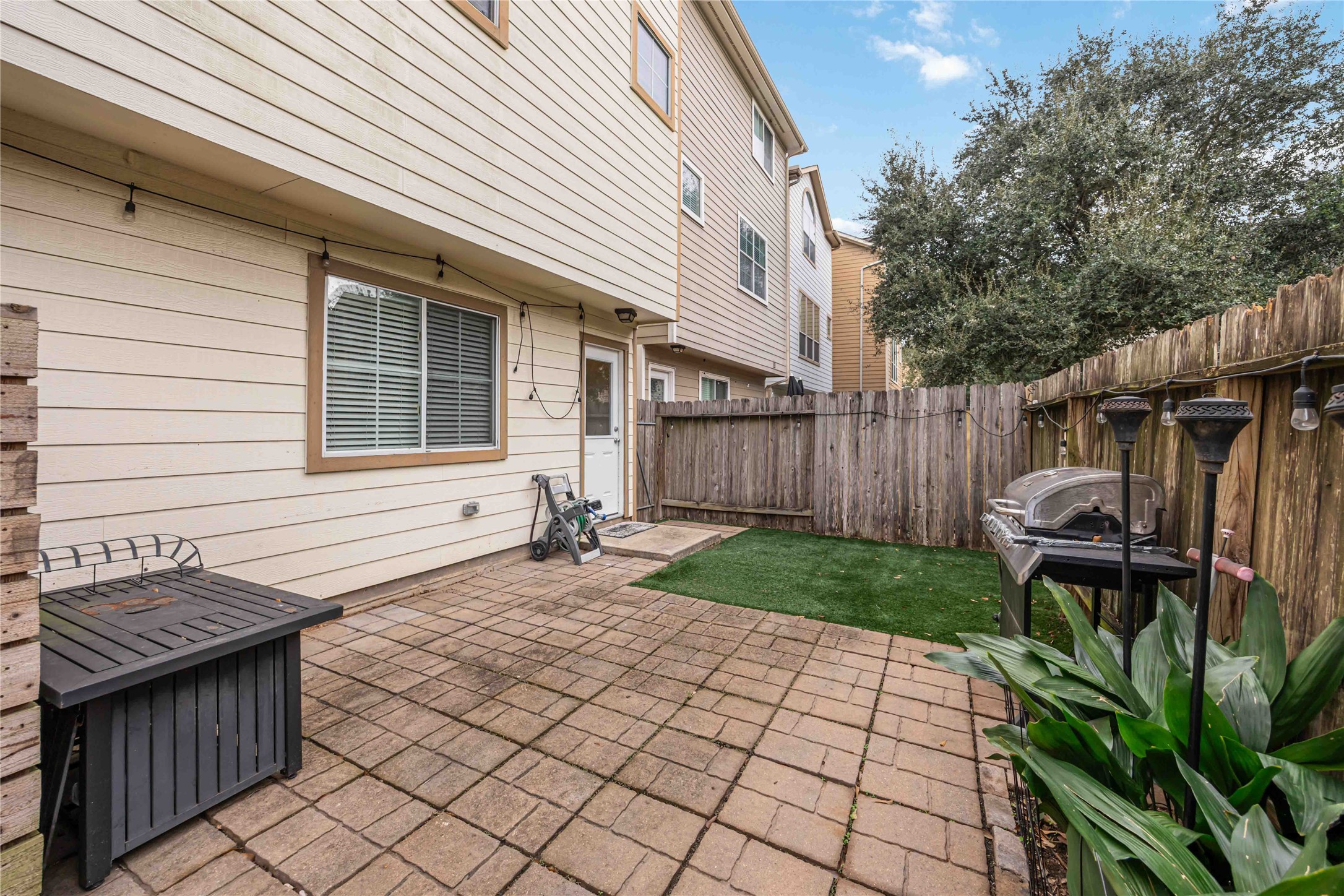 3008 Clearview Circle Houston, TX 77025 - Photo 33 of 33 a backyard of a house with table and chairs