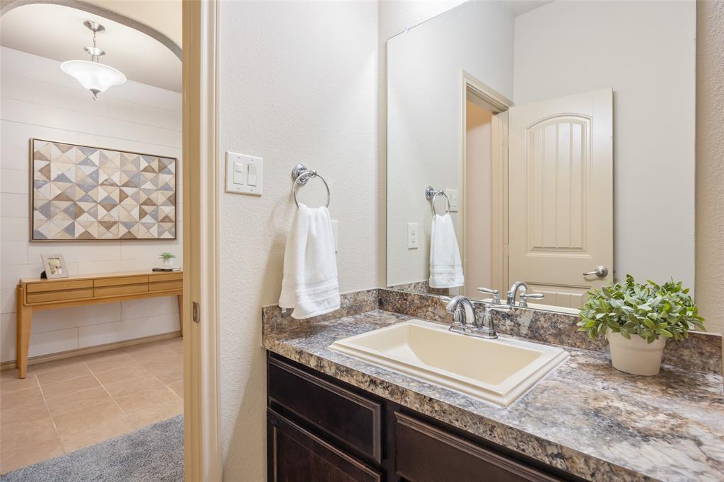4016 Lazy River Ranch Road Fort Worth, TX 76262 - Photo 26 of 40 Guest bathroom