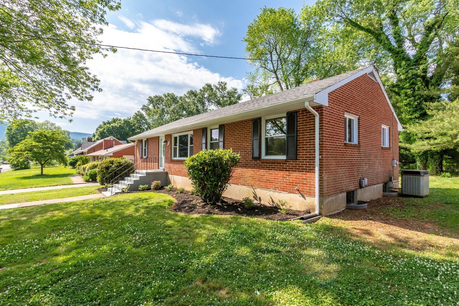 7066 Brookview Road Roanoke, VA 24019 - Photo 2 of 32 028-313454-28-7066 bROOKVIEW rD-0149_775