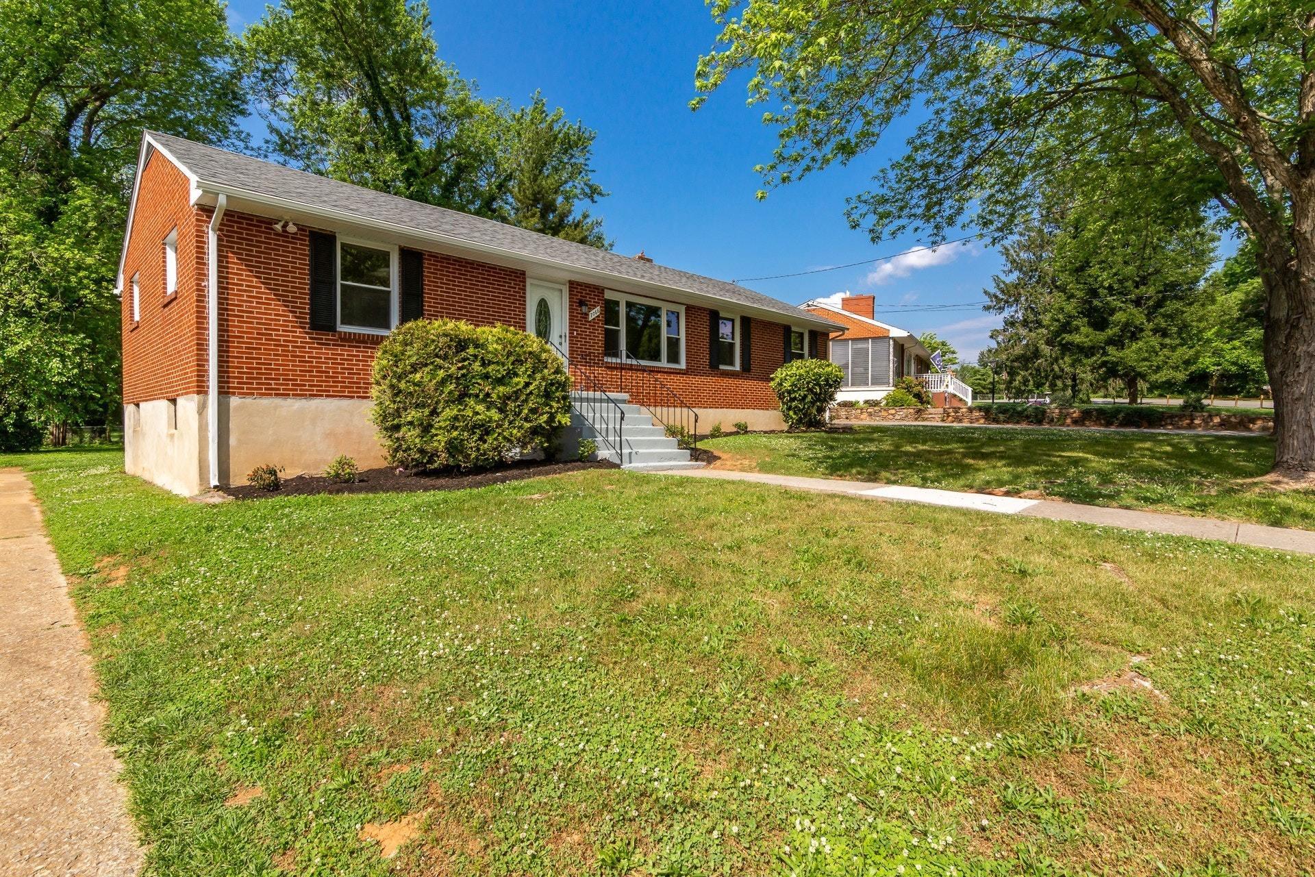 7066 Brookview Road Roanoke, VA 24019 - Photo 3 of 32 002-313454-02-7066 bROOKVIEW rD-0142_775