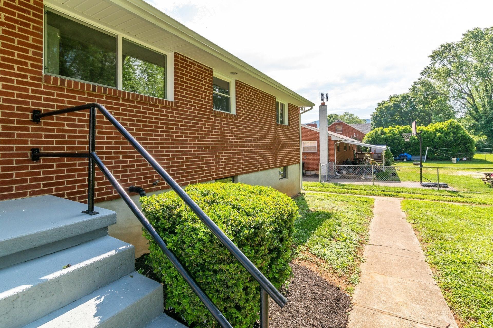 7066 Brookview Road Roanoke, VA 24019 - Photo 26 of 32 026-313454-26-7066 bROOKVIEW rD-0147_775