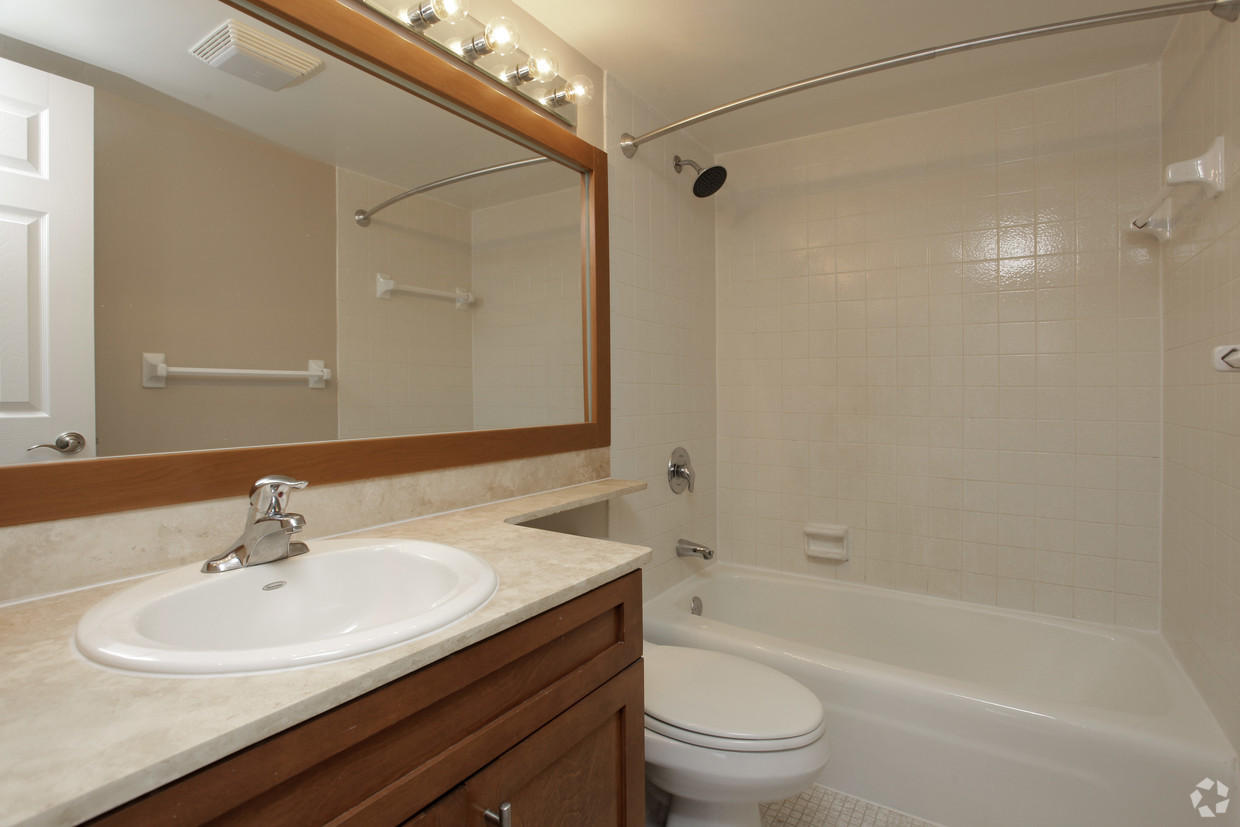 611 East Woolbright Road, Unit A102 Boynton Beach, FL 33435 - Photo 8 of 8 Classic Bath
