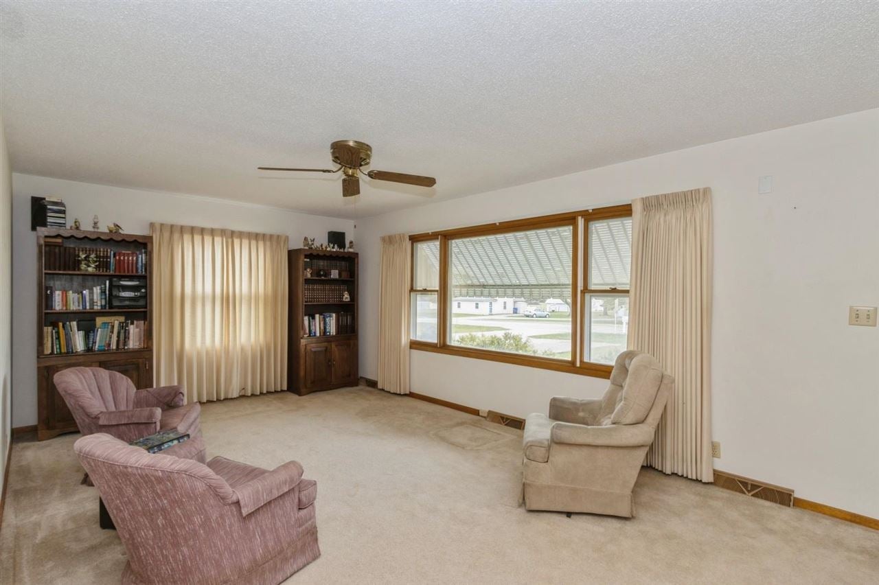 12011 Club Road Cedar Rapids, IA 52404 - Photo 2 of 21 Gallery Image 2