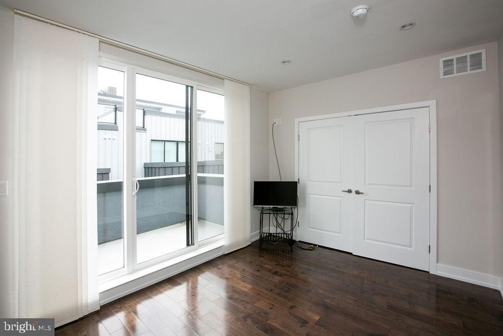 307-9 Reed Street, Unit C Philadelphia, PA 19147 - Photo 20 of 27 Fourth floor front bedroom w/deck & closet