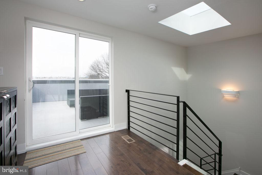 307-9 Reed Street, Unit C Philadelphia, PA 19147 - Photo 23 of 27 Roof deck landing