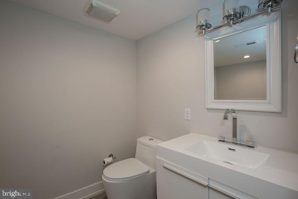 307-9 Reed Street, Unit C Philadelphia, PA 19147 - Photo 26 of 27 Basement half bath