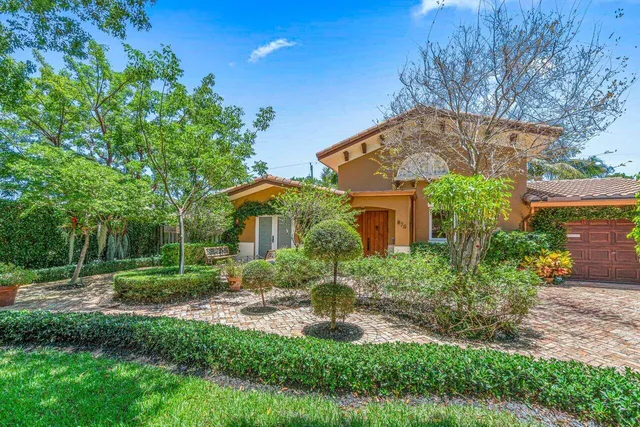 a view of a back yard