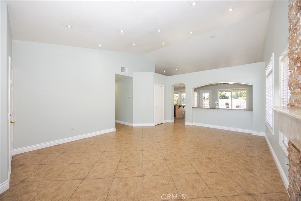 15045 Spring Street Fontana, CA 92335 - Photo 7 of 36