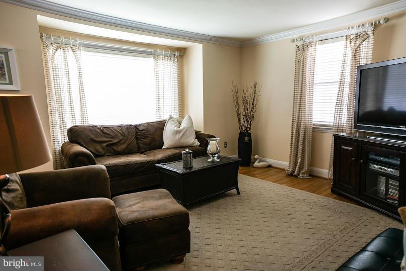 2807 East Joppa Road Baltimore, MD 21234 - Photo 10 of 29 Living Room