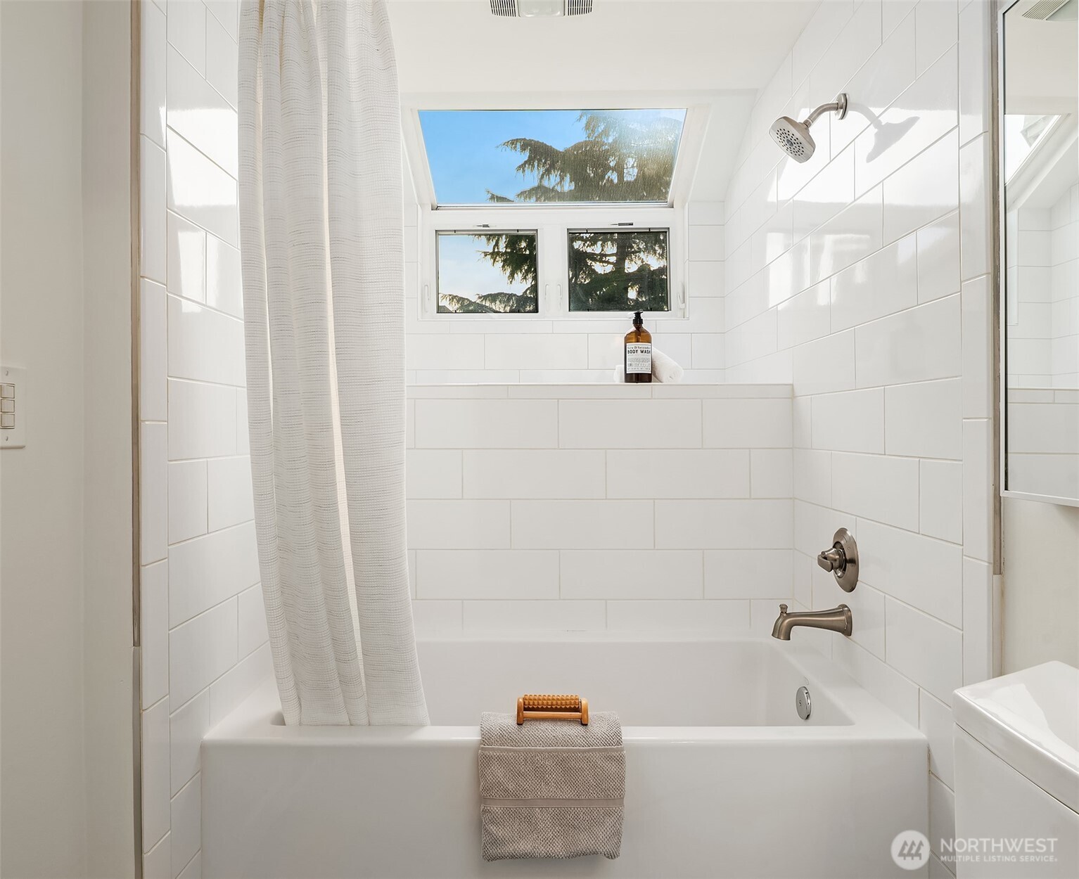 202 West Olympic Place, Unit 405 Seattle, WA 98119 - Photo 16 of 26 a bathroom with a bathtub