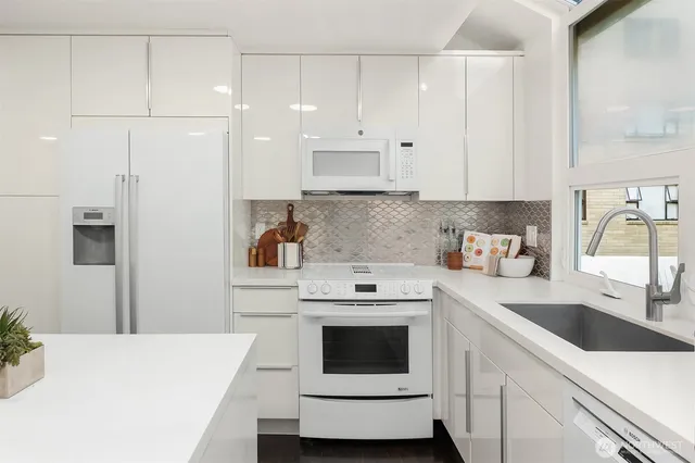 $599,000 | 202 West Olympic Place, Unit 405, Seattle, WA 98119