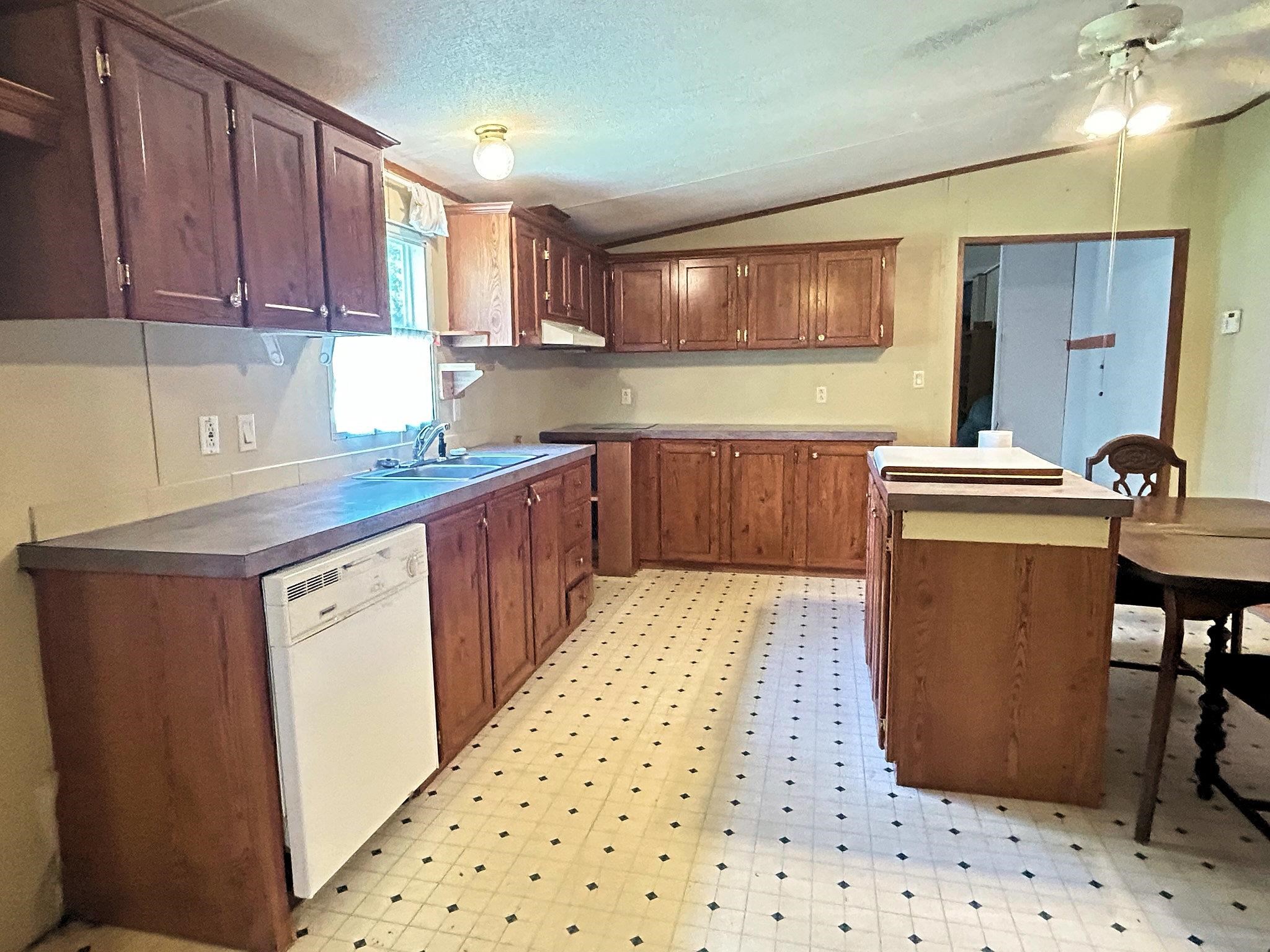 188 Vestas Road Gaffney, SC 29340 - Photo 2 of 34