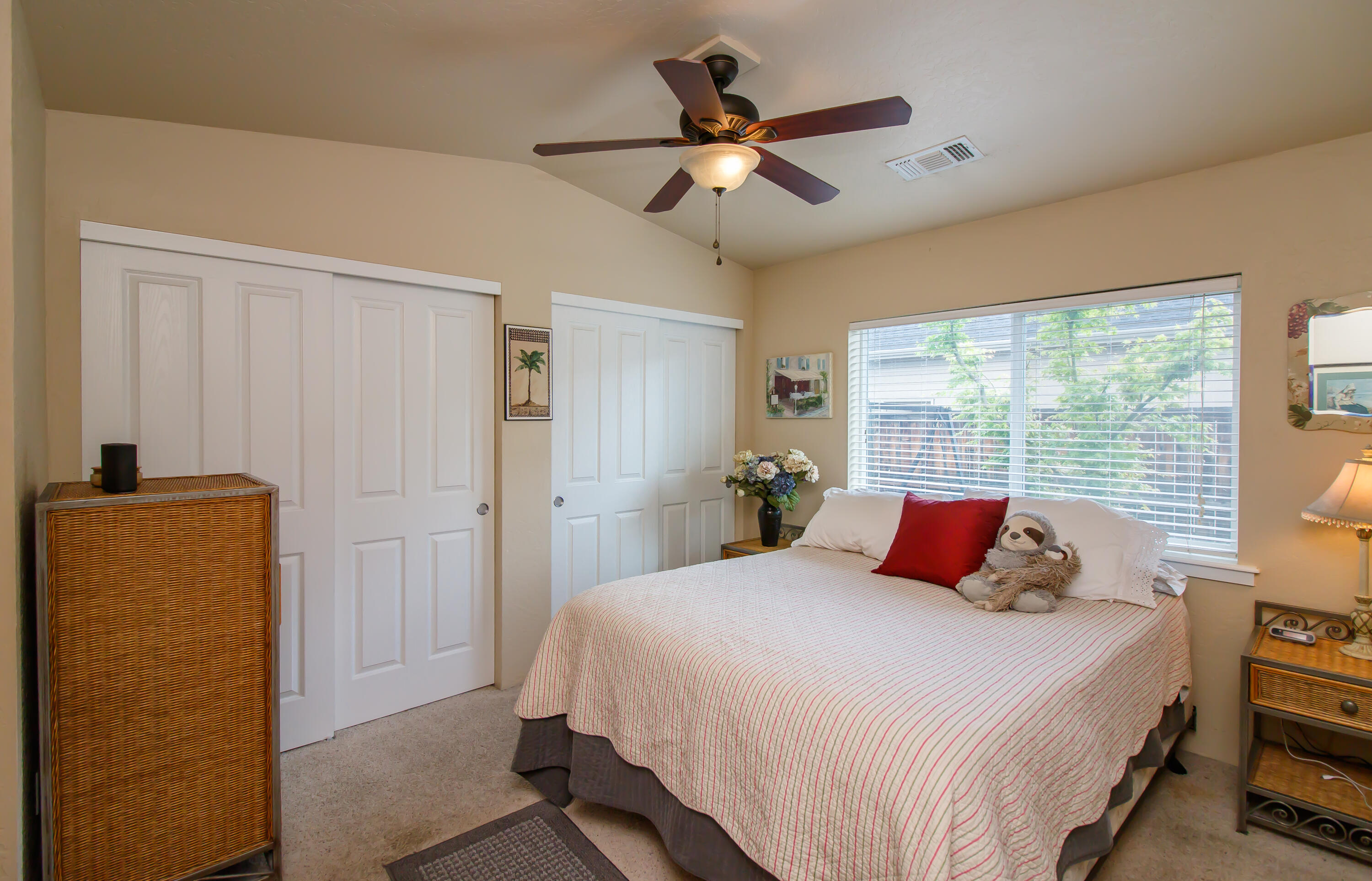 304 Live Oak Loop Central Point, OR 97502 - Photo 12 of 21 Mstr bed1