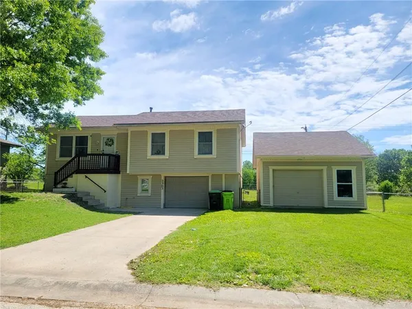 $256,000 | 2303 Easton Street, Harrisonville, MO 64701