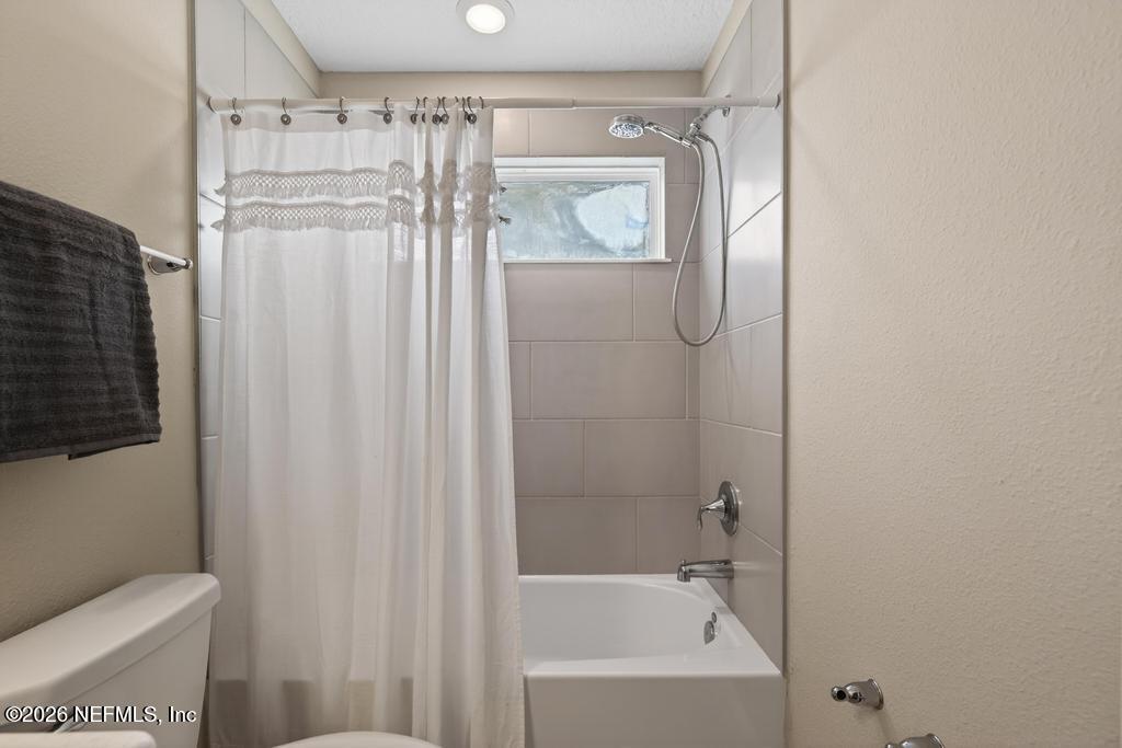 383 Sweet Oak Way St. Augustine, FL 32095 - Photo 50 of 74 a bathroom with a shower and a tub