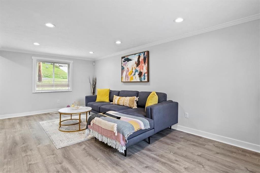 403 Hochberg Road Pittsburgh, PA 15235 - Photo 3 of 25 Gallery Image 3