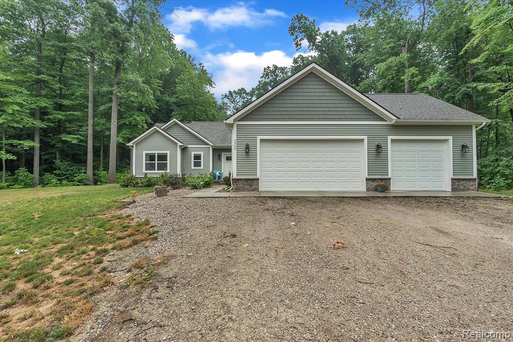 5560 Hartland Road Fenton, MI 48430 - Photo 4 of 41