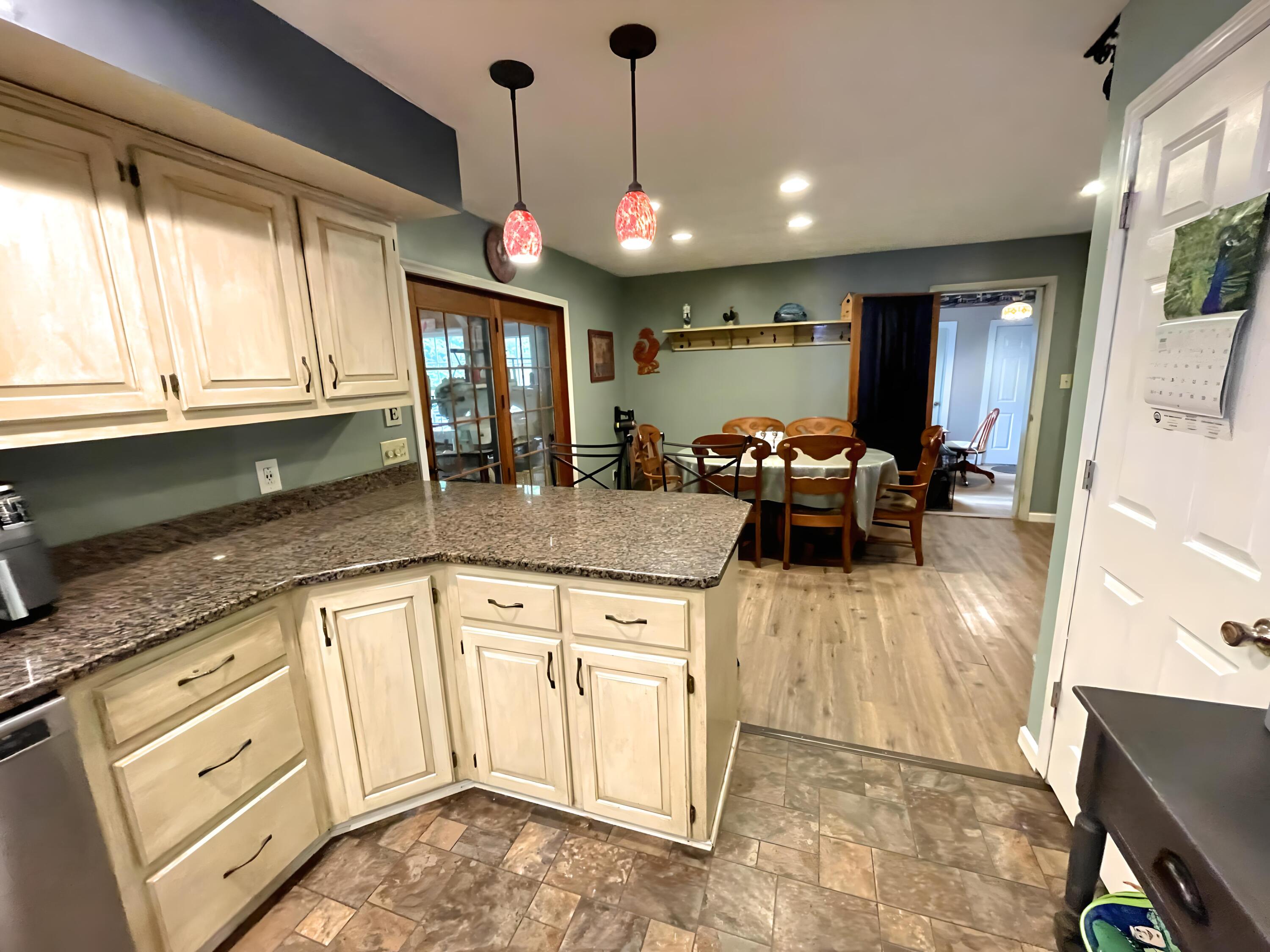 719 Homestead Avenue Effort, PA 18330 - Photo 13 of 33 Kitchen eat in