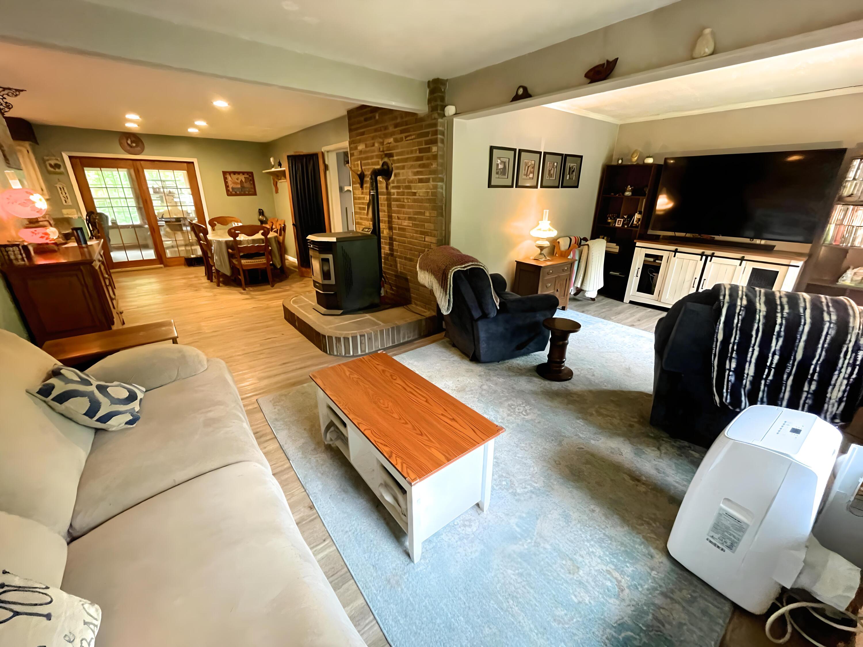 719 Homestead Avenue Effort, PA 18330 - Photo 17 of 33 Family room