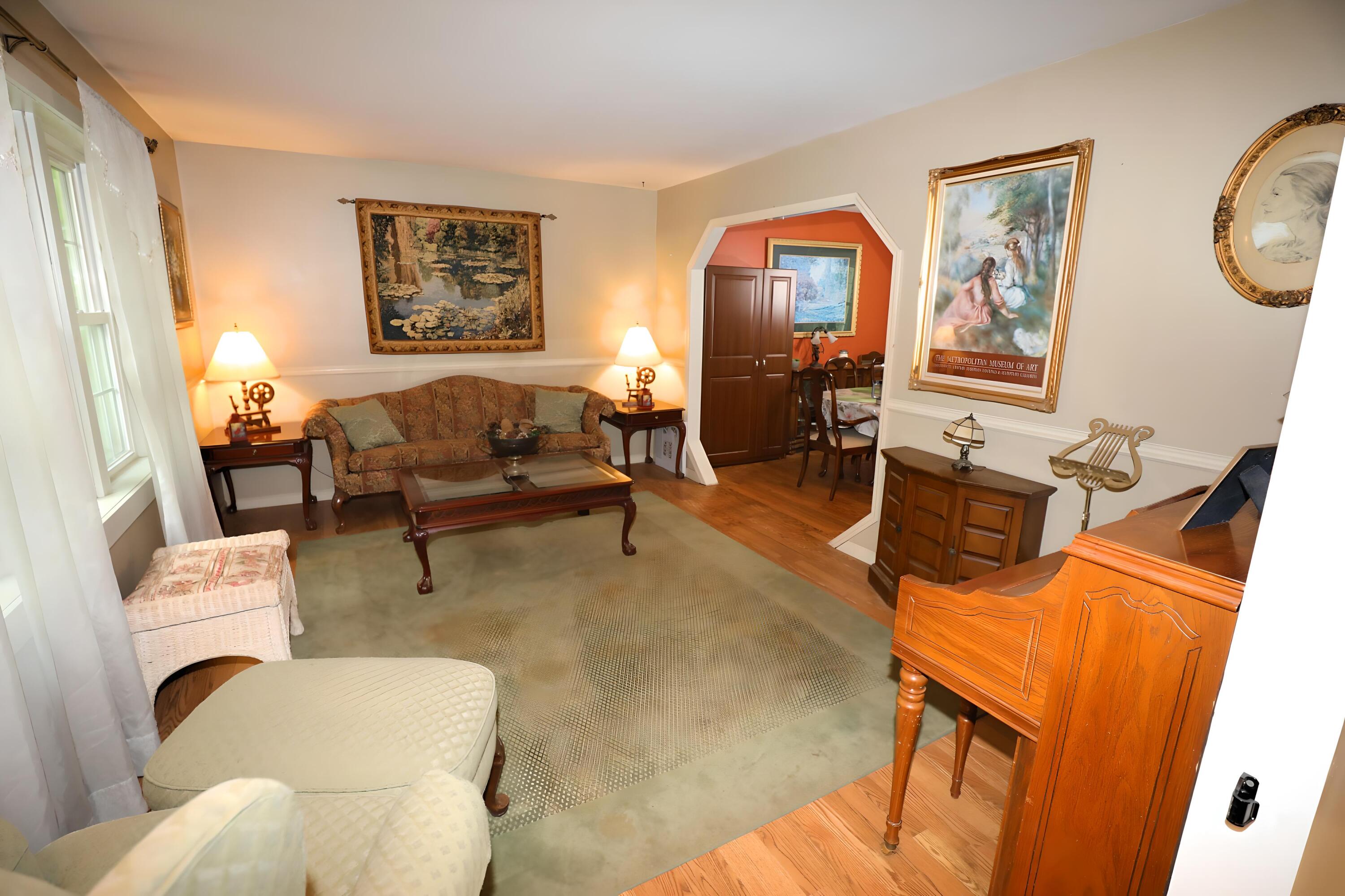 719 Homestead Avenue Effort, PA 18330 - Photo 6 of 33 Living room