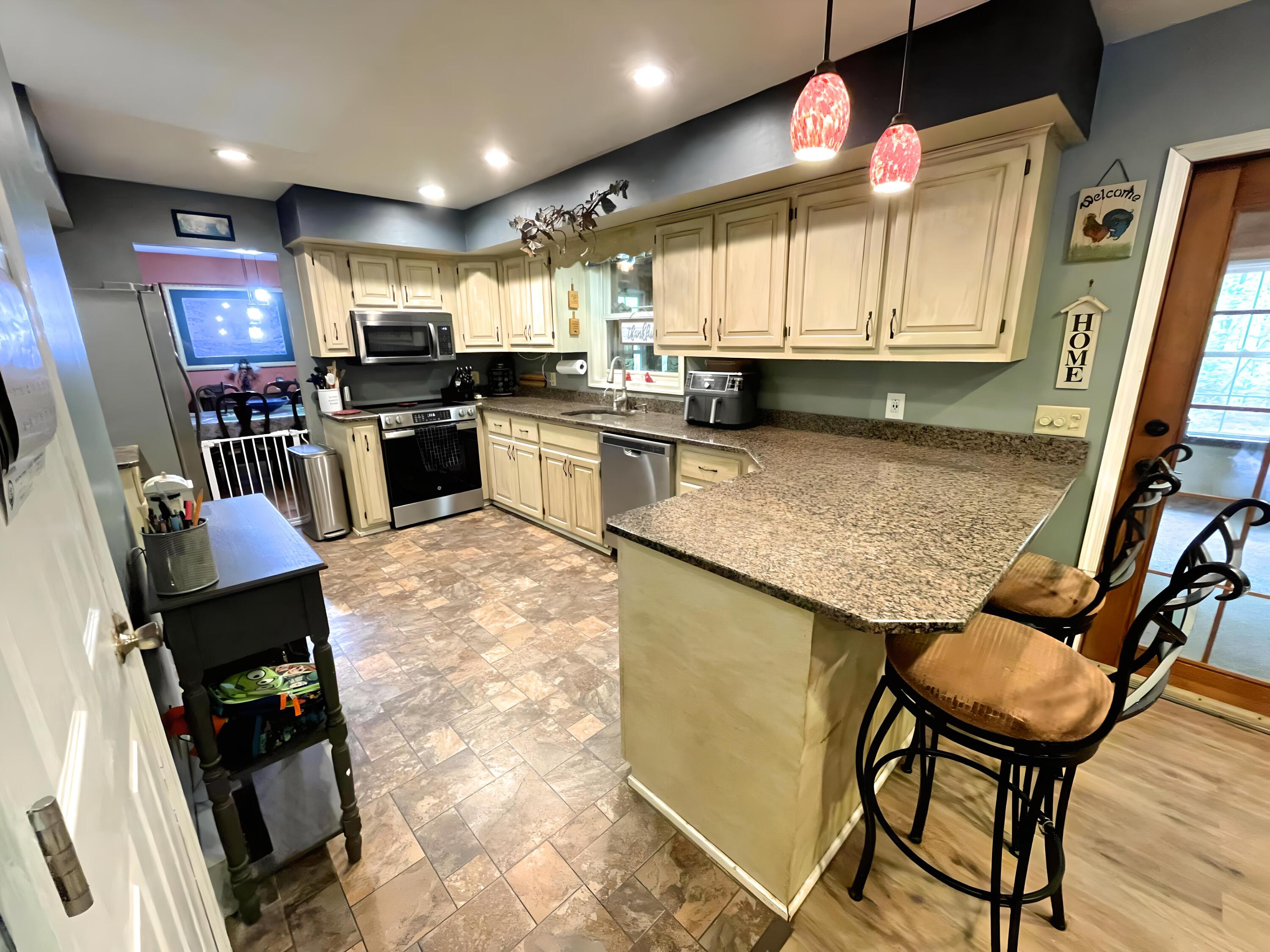 719 Homestead Avenue Effort, PA 18330 - Photo 8 of 33 Kitchen