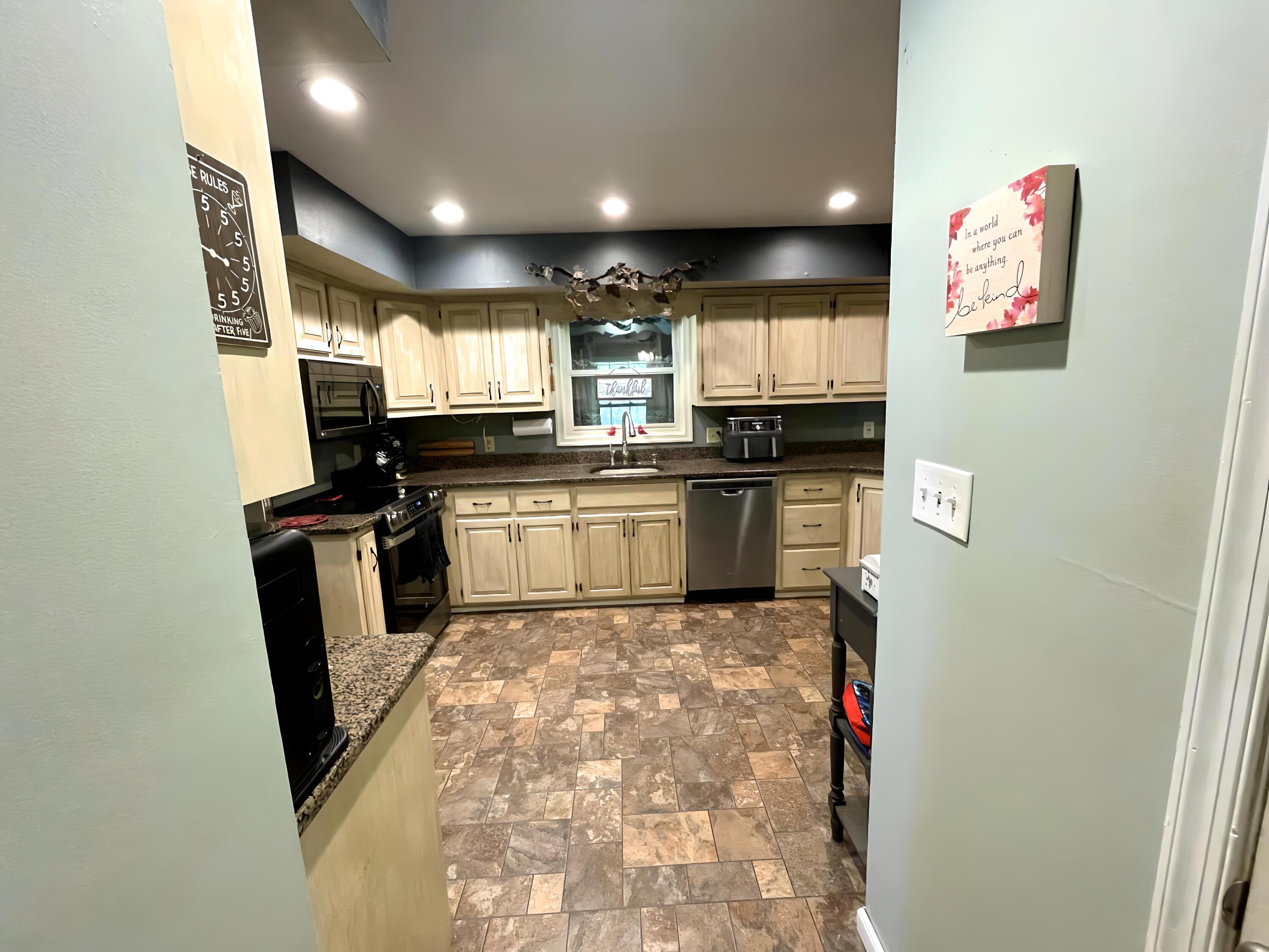 719 Homestead Avenue Effort, PA 18330 - Photo 9 of 33 Kitchen